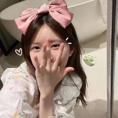 微光下的蓝色男孩